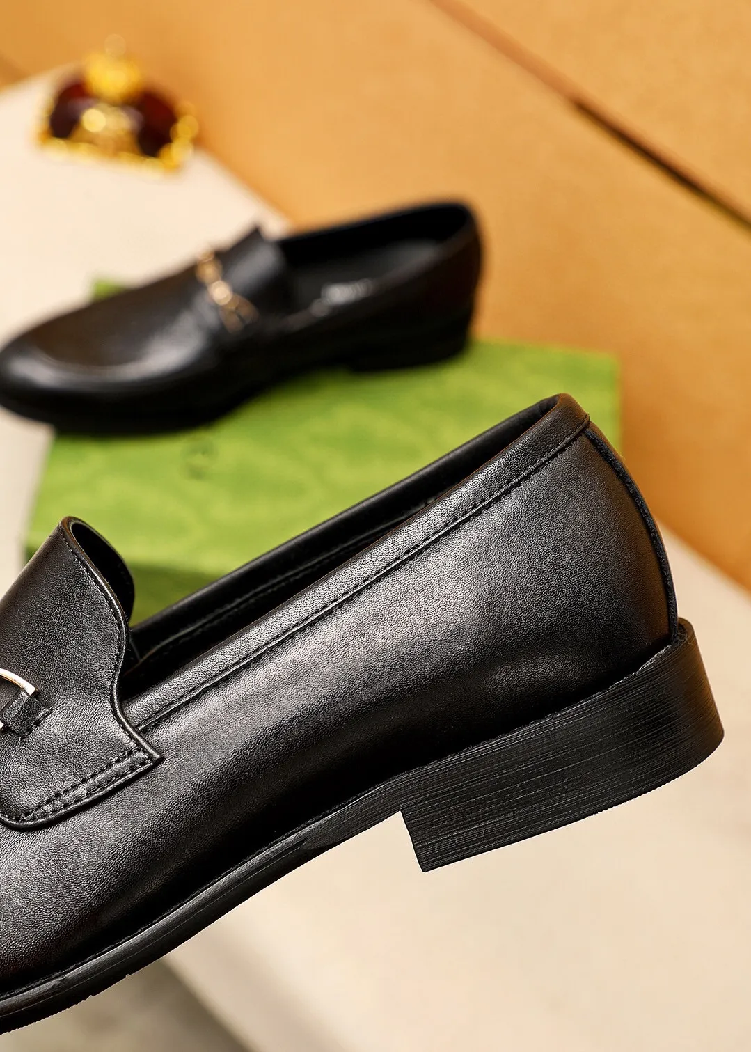 Men's shoes 💰400 💐 Product trademark: GUCCI "Gucci" casual leather shoes Regular size: 39-44 (38.45.46🉑️Customized) Product materials: Selected imported first-layer calfskin embossed upper + luxury hardware buckle, imported 🐑 sheepskin lining. Strong three-dimensional visual effect, original combination outsole Color: 2⃣️colors available